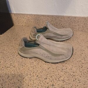 Womens Size 8.5M Columbia Tan Loafers Slip-Ons